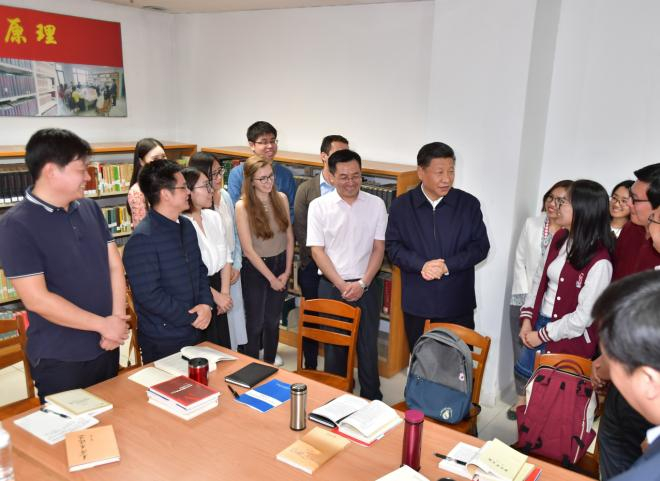 　　2018年5月2日，习近平来到北京大学考察。这是习近平在北京大学马克思主义学院，与正在就“解读新时代”进行座谈交流的中外学生亲切交谈。