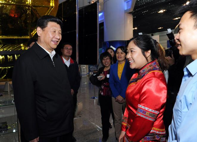 　　2013年5月4日，习近平来到中国航天科技集团公司中国空间技术研究院，同各界优秀青年代表座谈并发表重要讲话。这是座谈会前，习近平和在展厅参观的优秀青年代表交谈。