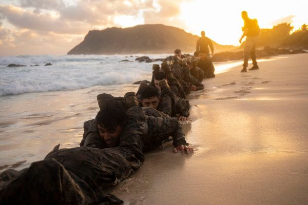 图为正在进行体能训练的美海军陆战队士兵