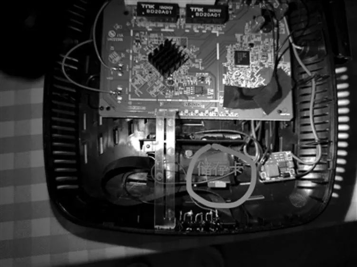  ↑路由器内部安装着一张储存卡