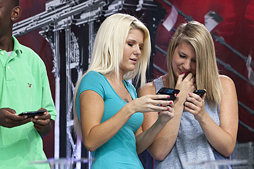  “科技成瘾”和酒精、毒品成瘾没有两样。（新华社）