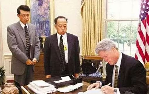 美国总统克林顿在吊唁簿上写下道歉。 中间站立者为李肇星。 图源：网络