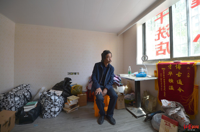 　▲2019年5月7日，上海市杨高南路地铁站出口，沈巍的粉丝和同学帮他在附近租了一间房栖身
