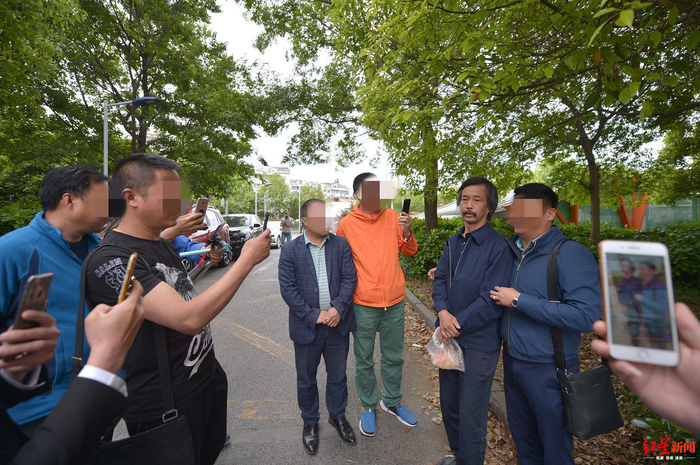　▲2019年5月7日，上海市杨高南路地铁站出口，沈巍曾经栖身的小树林边，众多粉丝要求合影，他都一一满足。