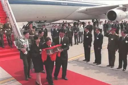 1999年5月12日，驻南使馆被炸遇难人员骨灰运回国内 图源：中青报