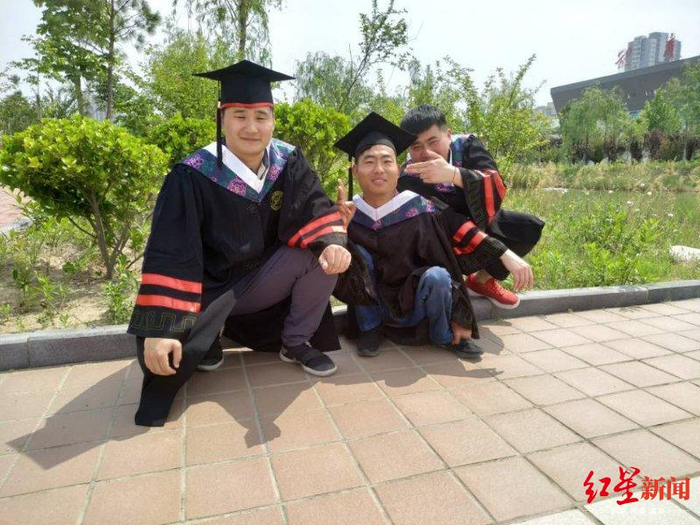 ↑李创业（中）和同学在一起