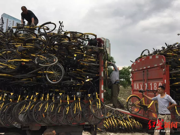  △正在被装车的小黄车