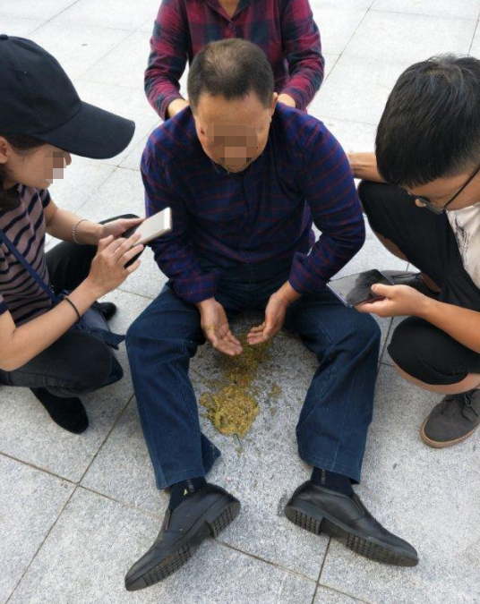 ↑邓大楣短暂昏迷后苏醒，数次呕吐