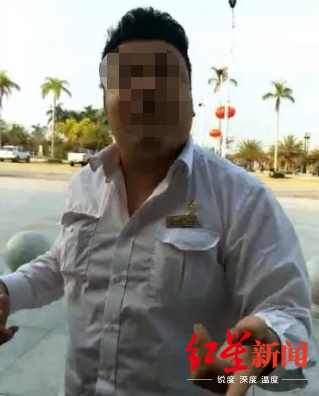 ↑看到邓自立拍摄视频后，裴某璟上前阻拦