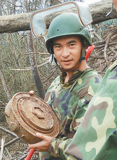 在云南麻栗坡，杜富国展示自己排除的1枚地雷（2016年10月24日摄）。杨 萌摄（新华社发）