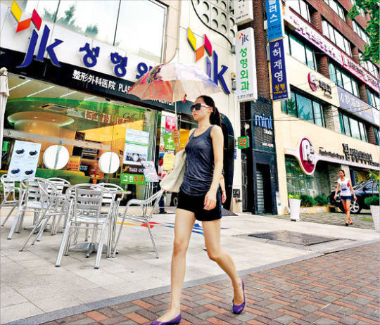  首尔江南狎鸥亭洞的“整形街”（《韩国经济》）