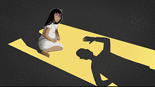 让年幼女童扮演遭受性虐待后怀孕的形象引起争议。（社交媒体截图）