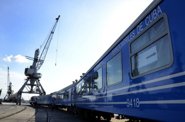 20日，中国铁路客车经海路运抵古巴哈瓦那港。（华金·埃尔南德斯 摄）