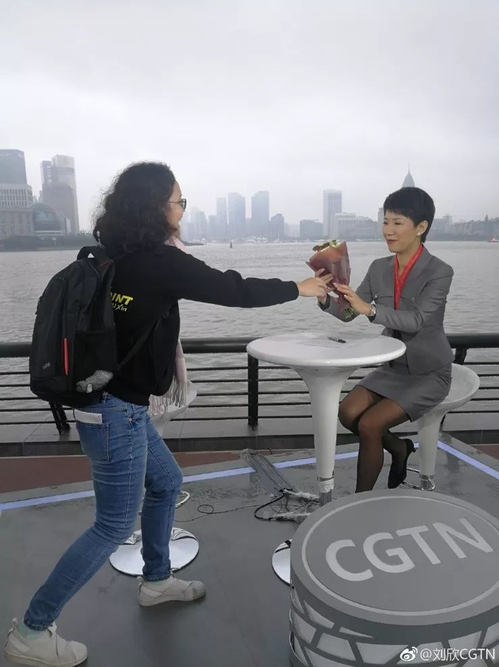 🔺记者节同事送给在外直播的刘欣一束花