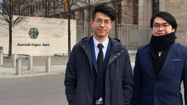 黄台仰（左）、李东升 图片来自《金融时报》