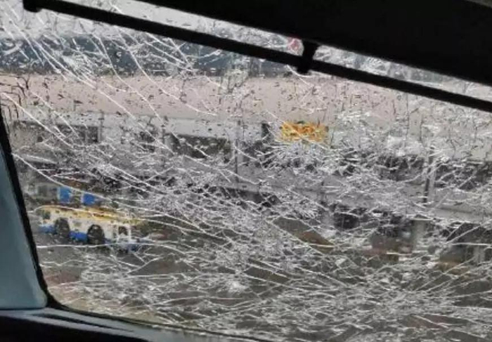 △破碎的挡风玻璃