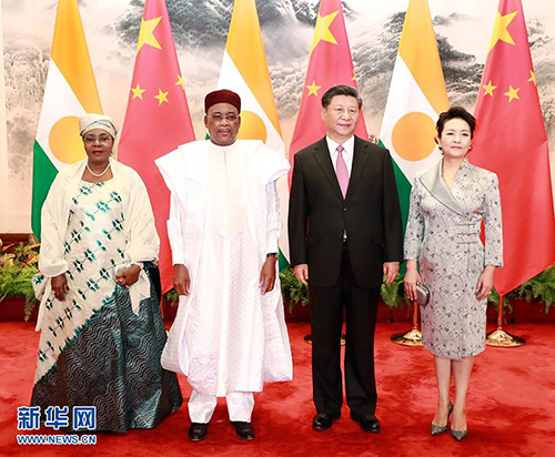  5月28日，国家主席习近平在北京人民大会堂同尼日尔总统伊素福举行会谈。这是习近平和夫人彭丽媛同伊素福夫妇合影。 新华社记者 庞兴雷 摄