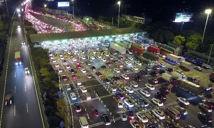 2018年9月30日晚7时许，位于江苏省常熟市的沈海高速苏通大桥南收费站附近排起绵延数公里的汽车长龙。新华社发（金汉昕 摄）