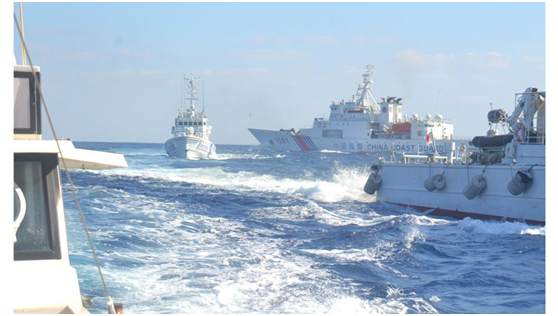  仲间均所拍摄现场图，图左侧边缘为“高洲丸”，右2为1501号中国海警船。图源：《八重山日报》