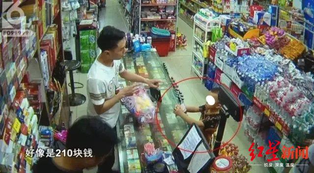 小杰购买玩具箱监控（图据昆明电视台）