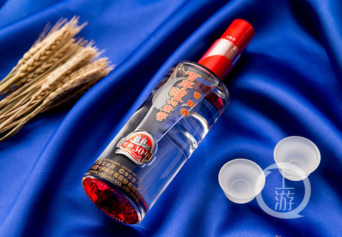 ▲泸州老窖瓶身的30年指酒窖窖龄。