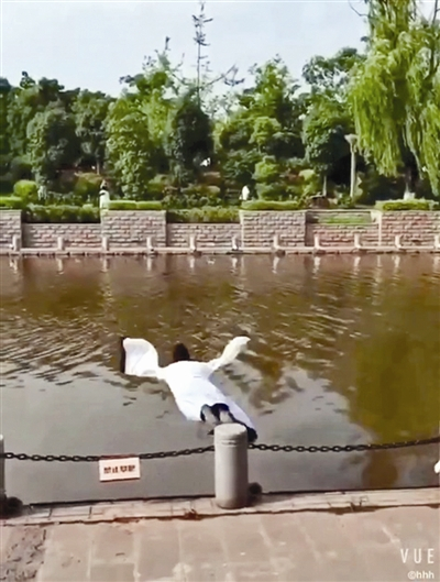  贾治勇去年“投江”的画面