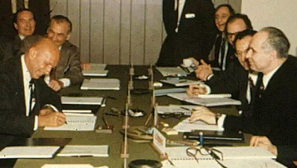 1974年9月24日，Gerhard Neumann（左）与Rene Ravaud（右）签署协议成立CFM合资公司。图片来源：CFM