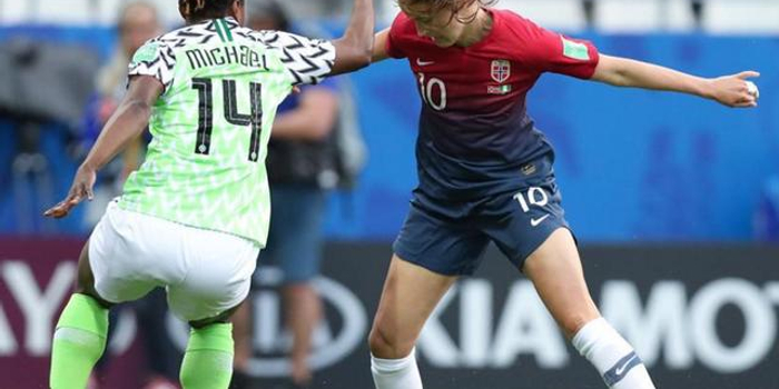 她是女足金球奖得主!球技像C罗梅西炫目!她拒