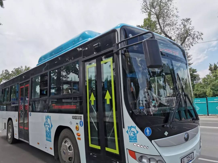 行驶在比什凯克城市干道上的宇通公交车。（新华社记者 王申 摄）