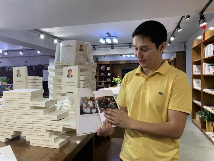  阿肯木说，他喜欢从经济、文化、政治著作中更全面地了解中国。（新华社记者 郑晓奕 摄）