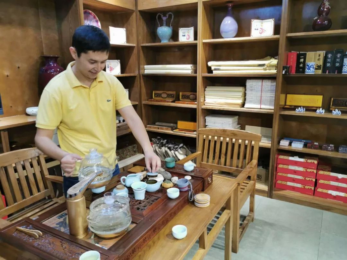 阿肯木还秀起了自己的功夫茶技，动作有板有眼。（新华社记者 王申 摄）