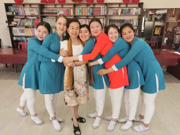 祁燕与舞剑学生合影。（新华社记者 王申 摄）