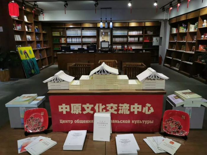  位于比什凯克市中心的新华书店。（新华社记者 王申 摄）
