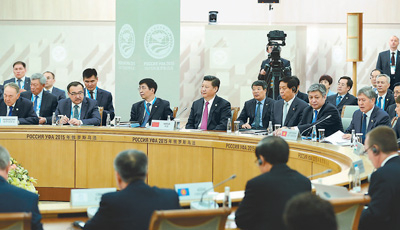 　　2015年7月10日，上海合作组织成员国元首理事会第十五次会议在俄罗斯乌法举行。国家主席习近平出席会议并发表重要讲话。新华社记者　庞兴雷摄