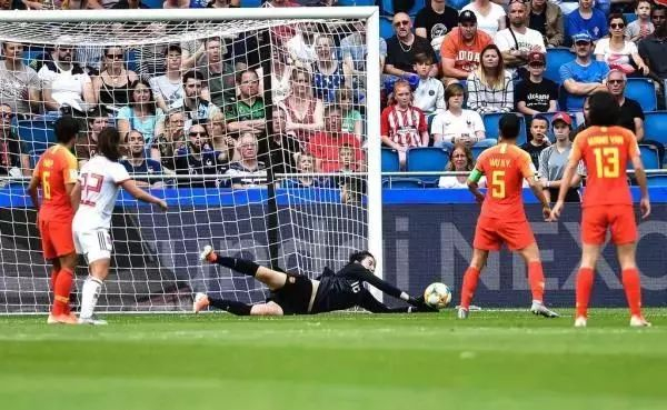 比赛中，女足门将彭诗梦力保中国队大门，当选最佳球员。