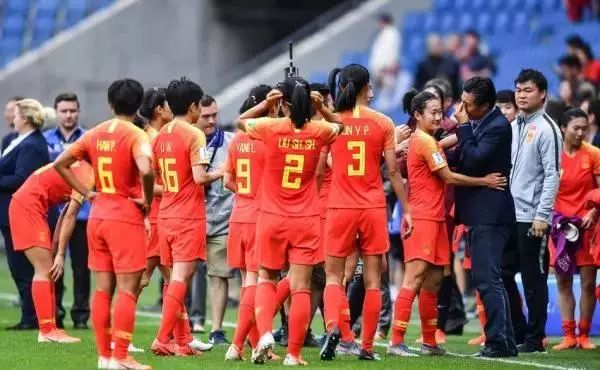 赛后队员拥抱流泪的贾指导。