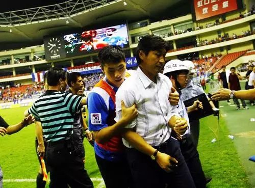　　2009年中超联赛第21轮，上海申花坐镇主场迎战长春亚泰比赛中，主裁判何志彪的几次判罚让申花上下大为不满，主教练贾秀全更是冲上前去，险些动武。