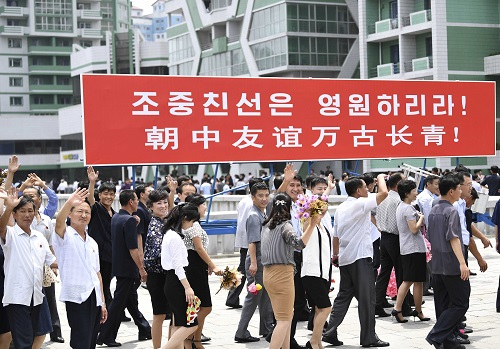 朝鲜民众20日在平壤街头欢迎习近平来访（燕雁 摄）