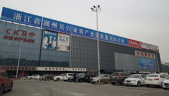 织里童装城。拍摄：黄姗