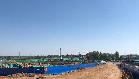 首开、龙湖和金地毗邻的地块。拍摄：孙梅欣