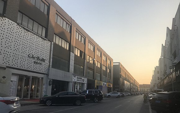 织里镇上的童装门面一条街。拍摄：黄姗