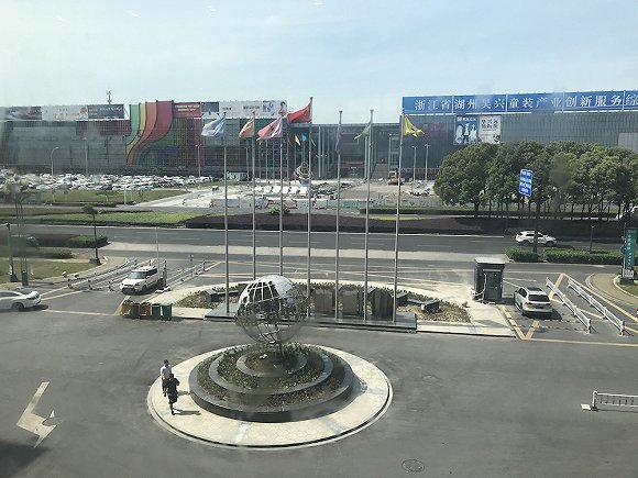 织里童装城。拍摄：黄姗