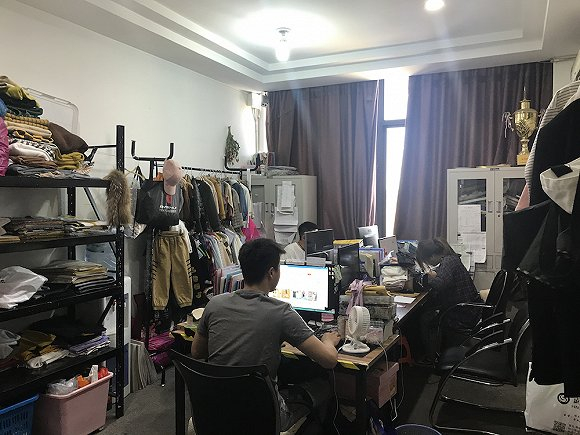 林芊国际棉麻童装研发设计部门正在设计今年秋冬款。拍摄：黄姗