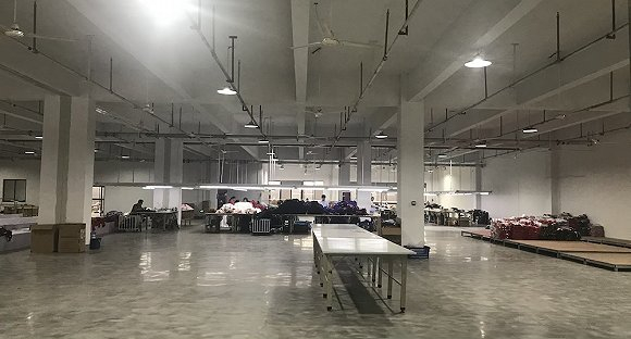 不可比喻现货加工车间。拍摄：黄姗