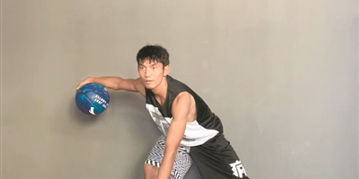 自称云南滑翔机半场三步灌篮惊呆网友