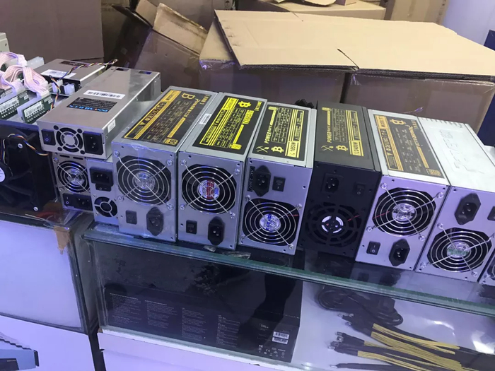  （矿机店铺柜台的摆货）