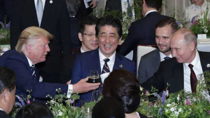 普京与特朗普碰杯 图源：RT