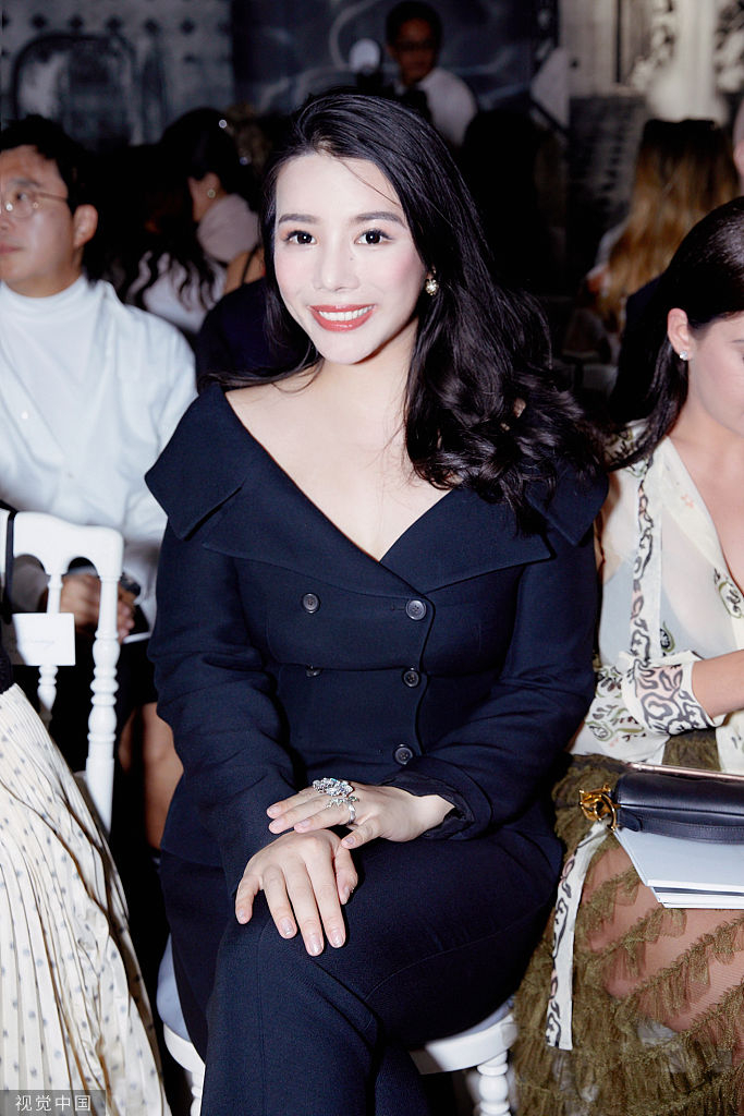 余晚晚与刘嘉玲、万宝宝亮相Dior秀 裤装干练潇洒