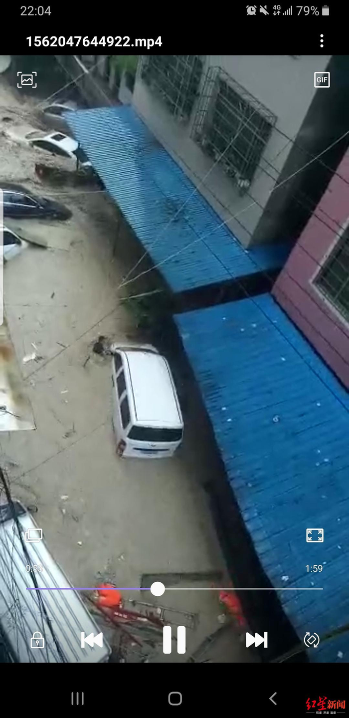 洪水中的黑衣男子