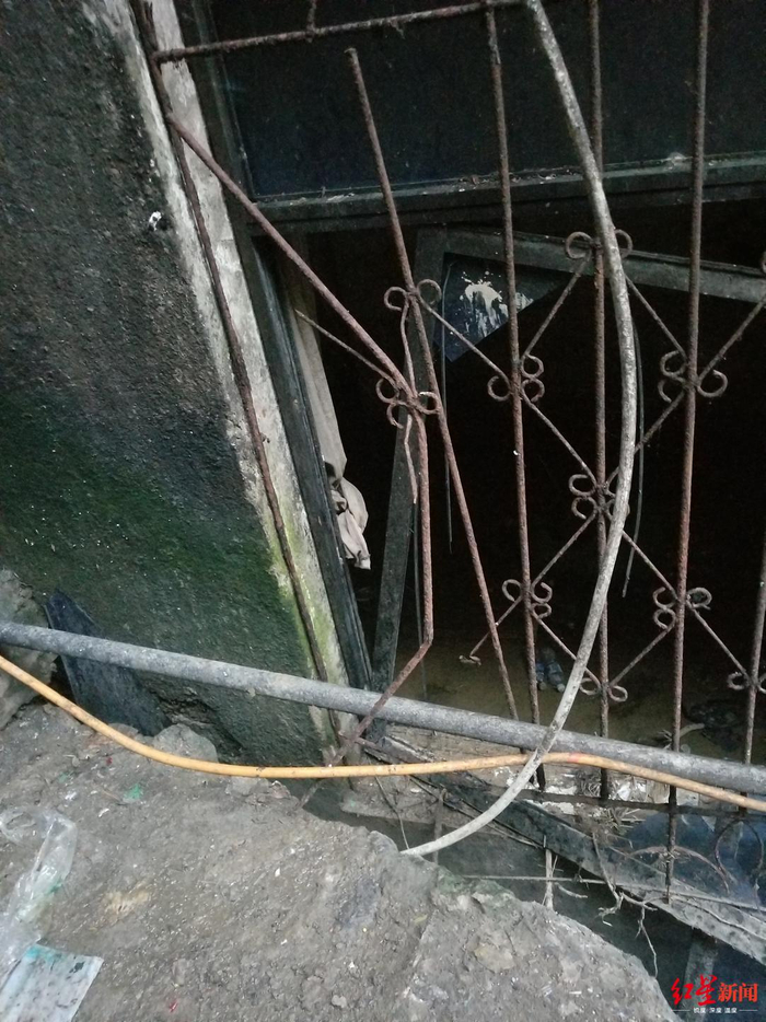  房屋后墙窗户玻璃被打破